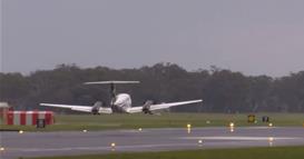 Видео: Пилот „велемејстор“, успешно го слета  авионот на писта без спуштени тркала