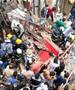 Најмалку 14 лица го загубија животот откако врз нив падна голем билборд во Мумбај