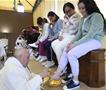 Папата им ги изми и им ги бакна нозете на 12 затворенички во Рим (ВИДЕО)