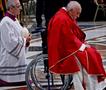 Папата во инвалидска количка пристигна на миса во базиликата Св. Петар (ВИДЕО)