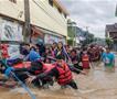 Најмалку 14 лица загинаа во поплавите во Индонезија (ВИДЕО)