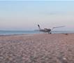 Шок на плажа во САД: Луѓе мирно се шетаат, кога пред нив принудно слета авион (ВИДЕО)