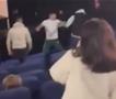 Маж нападнал жена во кино, не очекувал дека ќе добие ќотек од боксерски шампион (ВИДЕО)