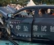 Кинески производител фрли автомобил од кран висок 32 метри (ВИДЕО)