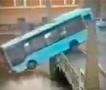 Автобус полн со патници пропадна во река среде Санкт Петербург- најмалку 7 загинати (ВИДЕО)