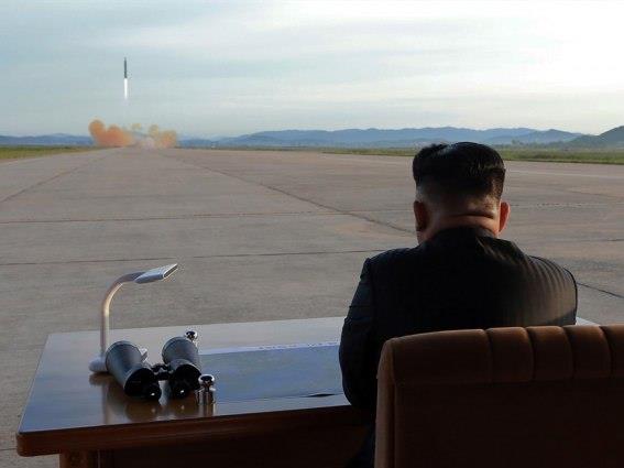 Ким Џонг-ун надгледуваше пробно истрелување ракети и изрази задоволство од прецизноста 