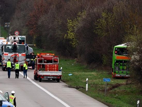 Се преврте автобус со ученици во Германија, над 20 повредени- му се слошило на возачот  