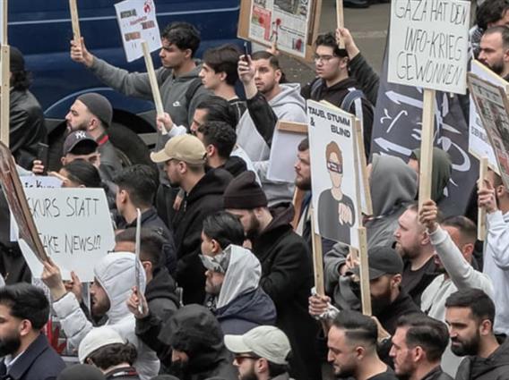 „Алах Акбар“ на улиците на Хамбург: Муслиманите бараат калифат и шеријат (ВИДЕО)