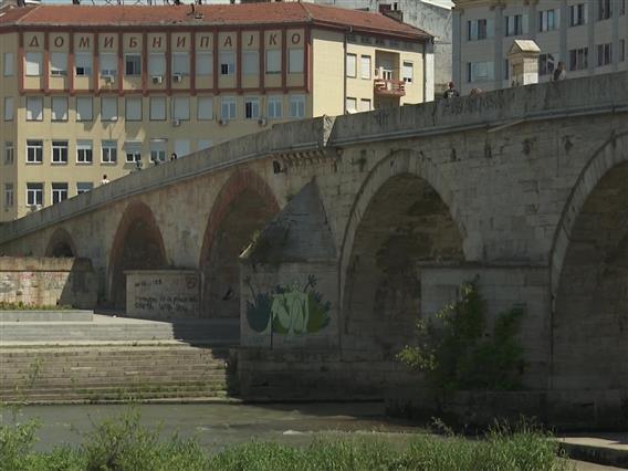 Камениот мост во Скопје целосно запуштен од институциите 