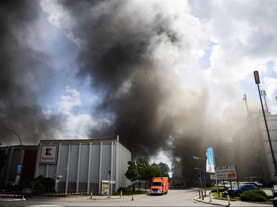 Гори фабрика во Берлин, градот е обвиен во отровен чад (ВИДЕО)