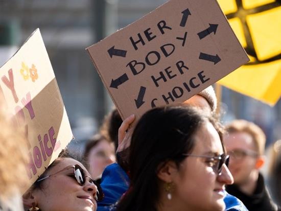 Данска ќе им дозволи абортус на малолетни девојчиња без согласност од родителите 