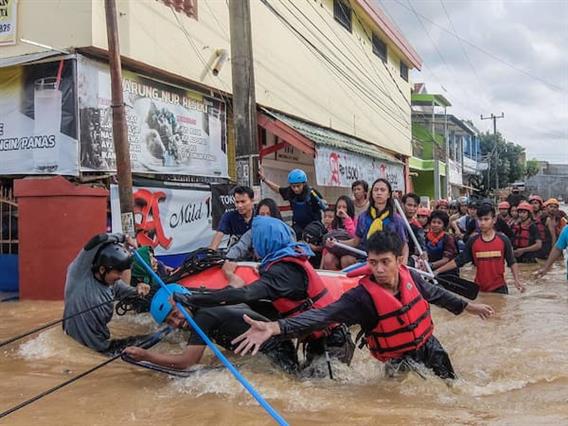 Најмалку 14 лица загинаа во поплавите во Индонезија (ВИДЕО)