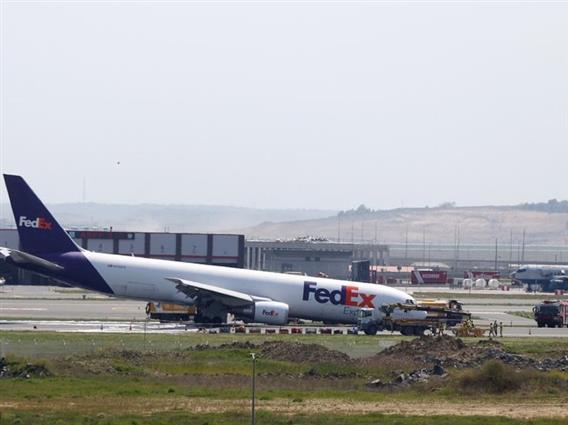 Драма на аеродром во Турција: Авион  „се заринка“ во пистата, летаат искри (ВИДЕО)