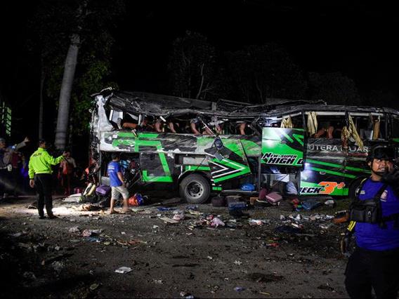 Најмалку 11 загинати во автобуска несреќа во Индонезија- удрил во два мотори и се превртел