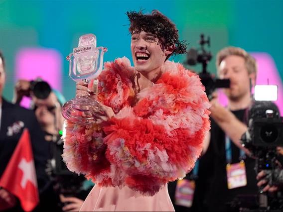 Швајцарскиот победник на Евровизија, веднаш по победата го скршил трофејот (ВИДЕО)