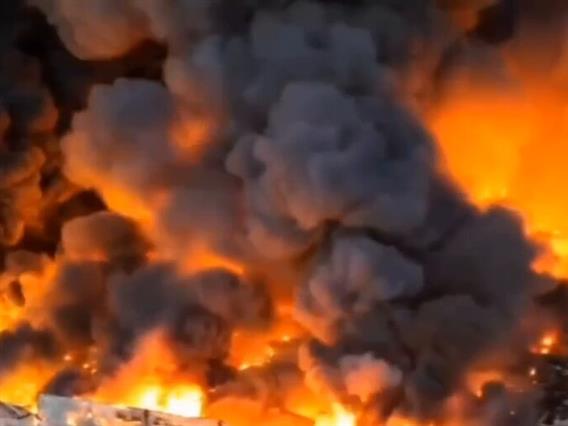 Изгоре огромен трговски центар во Варшава со 1.400 продавници (ВИДЕО)