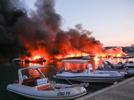 Фото: Во голем пожар во пристаништето во Медулин уништени над 30 јахти