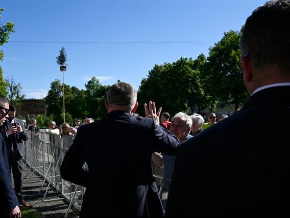 Нова снимка на атентатот врз Фицо- премиерот се фаќа за стомак и паѓа преку ограда (ВИДЕО)