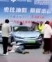 Хаос во автосалон: Кинески електричен автомобил „ги збриша“ посетителите (ВИДЕО) 