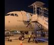 Аеродромски работник падна од авион- му се лизнаа скалилата кога сакал да излезе (ВИДЕО)