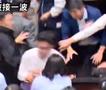 Шоу во тајванскиот парламент- пратеник го украде законот, сите го бркаат, снимката е хит(ВИДЕО)