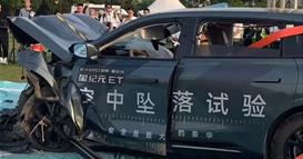 Кинески производител фрли автомобил од кран висок 32 метри (ВИДЕО)