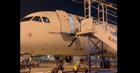 Аеродромски работник падна од авион- му се лизнаа скалилата кога сакал да излезе (ВИДЕО)
