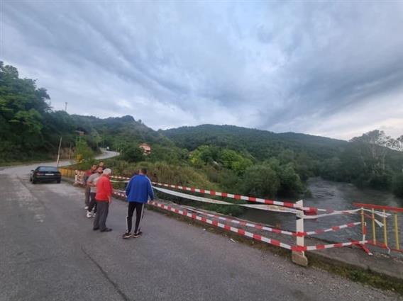 ЦУК: Товарно возило на патот Зелениково - Таор ја пробило оградата на мост на Вардар