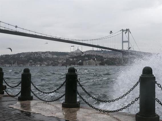 Запрен е бродскиот сообраќај преку Босфор, силно невреме во Турција (ВИДЕО)