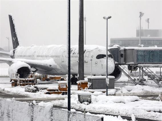 Европа под снег: Хаос во сообраќајот, откажани стотици летови, патници спиеле во возови (ВИДЕО)