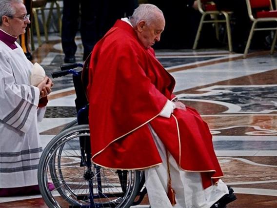 Папата во инвалидска количка пристигна на миса во базиликата Св. Петар (ВИДЕО)