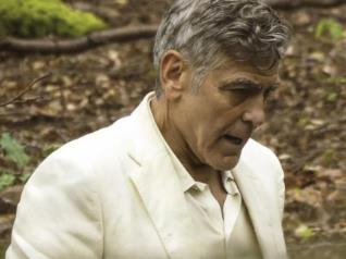 Фото: Исцрпениот Клуни во бело одело трча низ шума?!