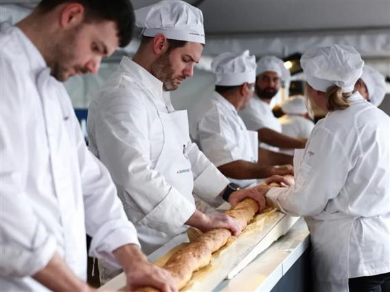 Француски пекари го направија најдолгиот багет и влегоа во Гинисовата книга (ВИДЕО)
