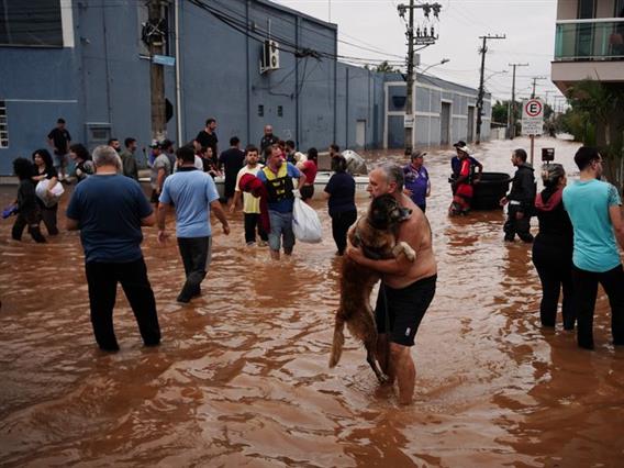 Расте бројот на жртви во катастрофалните поплави во Бразил, спасените гладуваат (ВИДЕО)