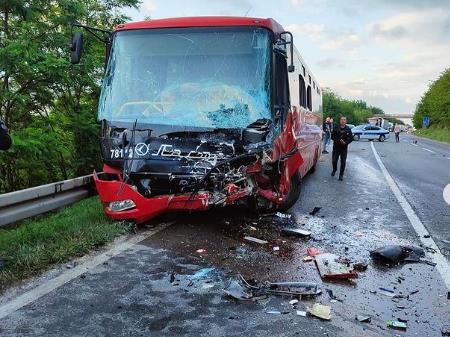 Тешка сообраќајка кај Младеновац во Србија, 37 повредени