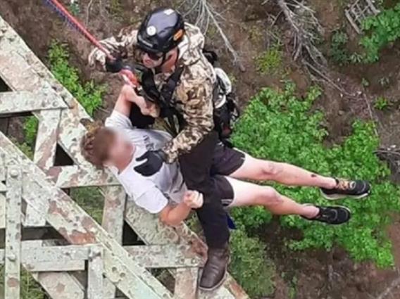 Тинејџер во САД паднал во кањон длабок 120 метри, на среќа преживеал 
