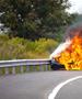 Драматична снимка на спасување од автомобил во пламен- попусто ја отвораат вратата (ВИДЕО)