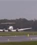 Видео: Пилот „велемејстор“, успешно го слета  авионот на писта без спуштени тркала